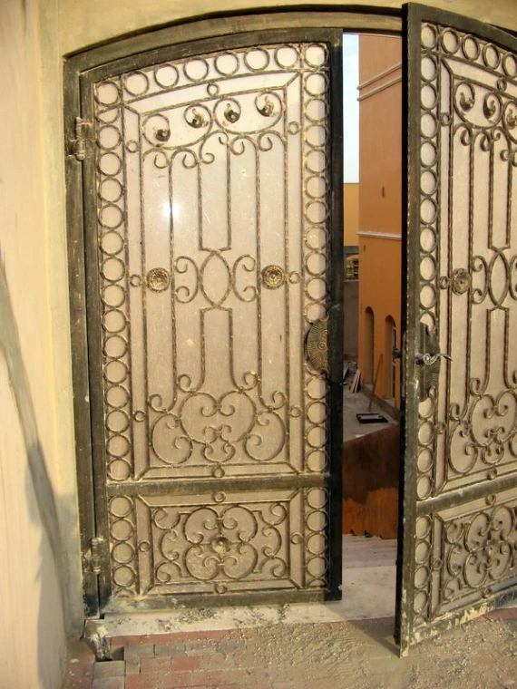 ALuminium gate at LME